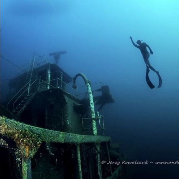 EnjoyFreediving - Freedive instructor coming up from deep wreck